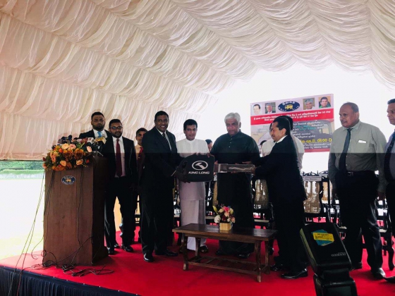 le premier ministre a coupé le ruban pour ouvrir la cérémonie de la première livraison du roi long longwin II au sri lanka
